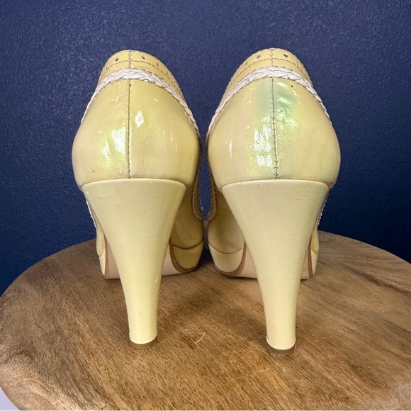 Carlo Rossetti Pastel Yellow Iridescent Peep Toe Pumps, Size 9 - Picture 4 of 11
